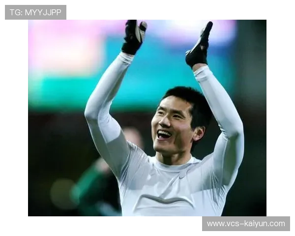 门兴球迷向北看台投掷网球,抗议票价上涨 门兴球迷向北看台投掷网球,抗议票价上涨