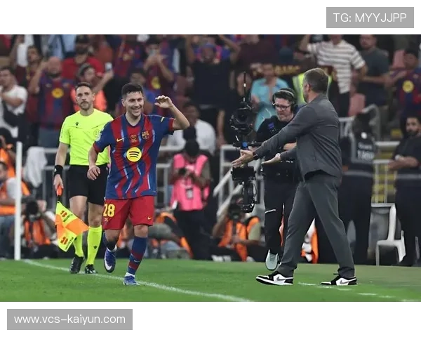 费尔明射门击中立柱弹入网内,但裁判判罚莱万干扰门将犯规在先 费尔明射门击中立柱弹入网内,但裁判判罚莱万干扰门将犯规在先